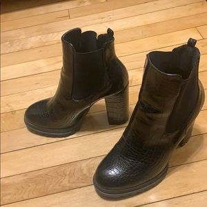 Super cute snake textured booties